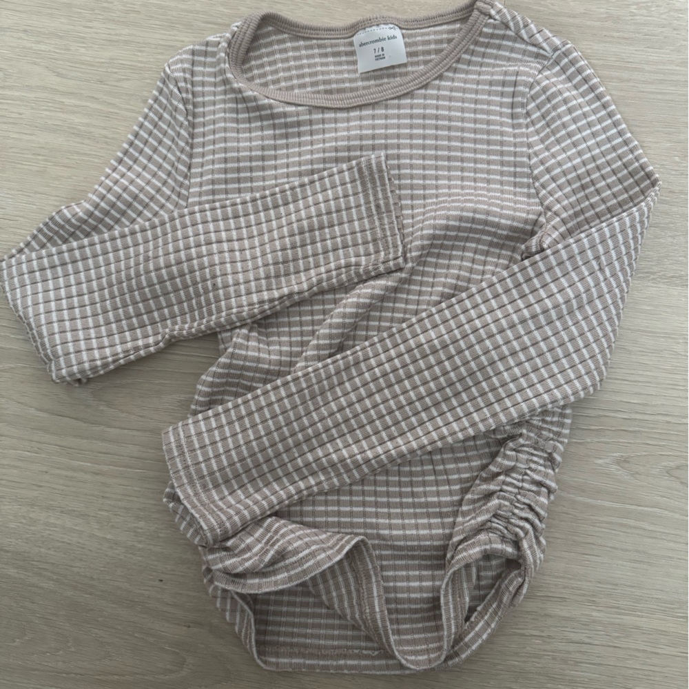 Girl’s Abercrombie Kids Essential Long-Sleeve Cozy Crewneck